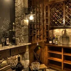 Rafturi de lemn cu sticle de vin culcate în pivniță